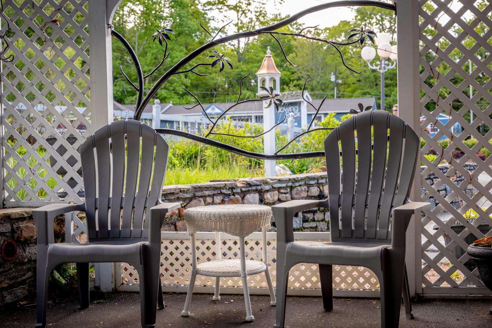 Inn Azalea Garden